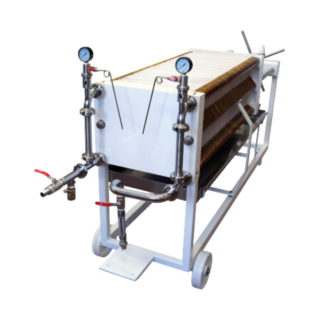 Filterpresse D11 auf Fahrgestell mit Edelstahlarmaturen, Manometern und Filterplatten zur professionellen Ölfiltration.
